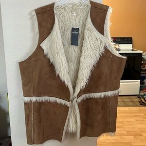 NWT Hollister vest XL, fur lined